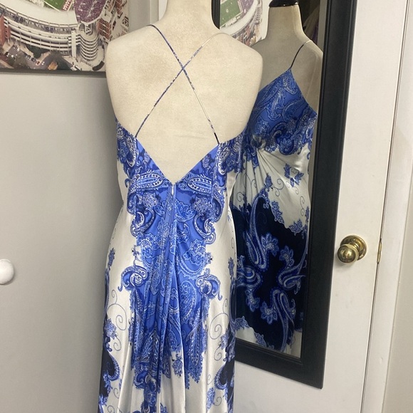 Vintage Silk Elegant Floral Paisley Pattern VNeck Backless Dress w/long train - Picture 10 of 15